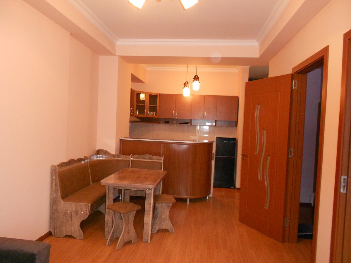 Ucha'S Apartment Batoemi Buitenkant foto