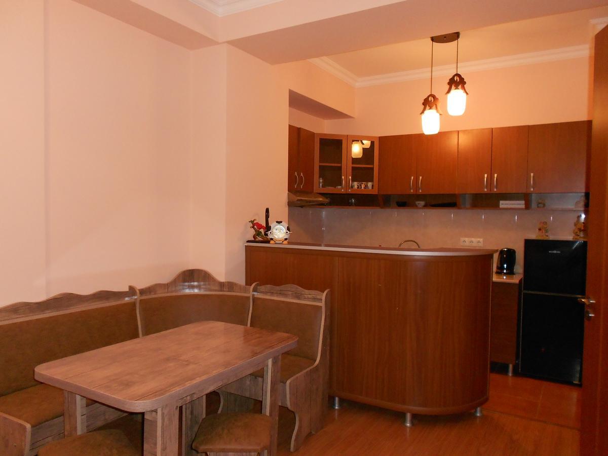 Ucha'S Apartment Batoemi Buitenkant foto